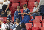 31.05.2026, Fussball Freundschafts-Länderspiele 3.Spieltag, Deutschland - Finnland, in der Mewa-Arena Mainz, Lena, Frau von Bundestrainer Julian Nagelsmann (Deutschland) auf der Tribüne, mit Maximilian, Sohn von Nagelsmann, Nagelsmanns Tochter (li) und Handy.  