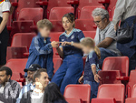 31.05.2026, Fussball Freundschafts-Länderspiele 3.Spieltag, Deutschland - Finnland, in der Mewa-Arena Mainz, Lena, Frau von Bundestrainer Julian Nagelsmann (Deutschland) auf der Tribüne, mit Maximilian, Sohn von Nagelsmann, Nagelsmanns Tochter (re) und Handy. 