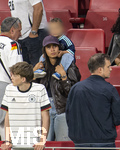 31.05.2026, Fussball Freundschafts-Länderspiele 3.Spieltag, Deutschland - Finnland, in der Mewa-Arena Mainz, Sabrina Schlotterbeck, Frau von Nico Schlotterbeck (Deutschland) mit Sohn auf den Schultern   