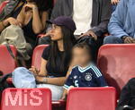 31.05.2026, Fussball Freundschafts-Länderspiele 3.Spieltag, Deutschland - Finnland, in der Mewa-Arena Mainz, Sabrina Schlotterbeck, Frau von Nico Schlotterbeck (Deutschland) mit Sohn daneben 