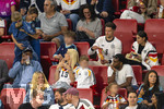 31.05.2026, Fussball Freundschafts-Länderspiele 3.Spieltag, Deutschland - Finnland, in der Mewa-Arena Mainz, mitte: Sina Groß, Ehefrau von Pascal Groß (Deutschland) auf der Tribüne. oben links: Lena, Frau von Bundestrainer Julian Nagelsmann (Deutschland) auf der Tribüne, mit Maximilian, Sohn von Nagelsmann, und Tochter. rechts oben: Mathea Fischer, Freundin von Leon Goretzka (Deutschland)  