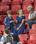 31.05.2026, Fussball Freundschafts-Länderspiele 3.Spieltag, Deutschland - Finnland, in der Mewa-Arena Mainz, Lena, Frau von Bundestrainer Julian Nagelsmann (Deutschland) auf der Tribüne, mit Maximilian, Sohn von Nagelsmann.