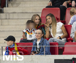 31.05.2026, Fussball Freundschafts-Länderspiele 3.Spieltag, Deutschland - Finnland, in der Mewa-Arena Mainz, li: Nele Amiri, Ehefrau von Nadiem Amiri mit dem gemeinsamen Sohn.