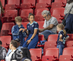 31.05.2026, Fussball Freundschafts-Länderspiele 3.Spieltag, Deutschland - Finnland, in der Mewa-Arena Mainz, Lena, Frau von Bundestrainer Julian Nagelsmann (Deutschland) auf der Tribüne, mit Maximilian, Sohn von Nagelsmann, Nagelsmanns Tochter (re)