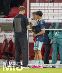 31.05.2026, Fussball Freundschafts-Länderspiele 3.Spieltag, Deutschland - Finnland, in der Mewa-Arena Mainz, Nadiem Amiri (Deutschland) mit seinem Sohn auf dem Arm nach dem Spiel auf dem Platz. li: Bundestrainer Julian Nagelsmann (Deutschland) kommt zur Begrüßung mit High Five abklatscher