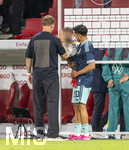 31.05.2026, Fussball Freundschafts-Länderspiele 3.Spieltag, Deutschland - Finnland, in der Mewa-Arena Mainz, Nadiem Amiri (Deutschland) mit seinem Sohn auf dem Arm nach dem Spiel auf dem Platz. li: Bundestrainer Julian Nagelsmann (Deutschland) kommt zur Begrüßung mit High Five abklatscher