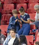 31.05.2026, Fussball Freundschafts-Länderspiele 3.Spieltag, Deutschland - Finnland, in der Mewa-Arena Mainz, Lena, Frau von Bundestrainer Julian Nagelsmann (Deutschland) auf der Tribüne, mit Maximilian, Sohn von Nagelsmann und Handy.