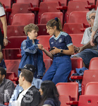 31.05.2026, Fussball Freundschafts-Länderspiele 3.Spieltag, Deutschland - Finnland, in der Mewa-Arena Mainz, Lena, Frau von Bundestrainer Julian Nagelsmann (Deutschland) auf der Tribüne, mit Maximilian, Sohn von Nagelsmann, und Handy. (ACHTUNG SPERRE: DIESES BILD NUR FÜR AGENTUR-INTERNE ZWECKE, KEINE VERÖFFENTLICHUNG IN MEDIEN OHNE GENEHMIGUNG!)