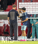 31.05.2026, Fussball Freundschafts-Länderspiele 3.Spieltag, Deutschland - Finnland, in der Mewa-Arena Mainz, Nadiem Amiri (Deutschland) mit seinem Sohn auf dem Arm nach dem Spiel auf dem Platz. li: Bundestrainer Julian Nagelsmann (Deutschland) kommt zur Begrüßung mit High Five abklatscher (ACHTUNG SPERRE: DIESES BILD NUR FÜR AGENTUR-INTERNE ZWECKE, KEINE VERÖFFENTLICHUNG IN MEDIEN OHNE GENEHMIGUNG!)