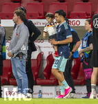 31.05.2026, Fussball Freundschafts-Länderspiele 3.Spieltag, Deutschland - Finnland, in der Mewa-Arena Mainz, Nadiem Amiri (Deutschland) mit seinem Sohn auf dem Arm nach dem Spiel auf dem Platz. (ACHTUNG SPERRE: DIESES BILD NUR FÜR AGENTUR-INTERNE ZWECKE, KEINE VERÖFFENTLICHUNG IN MEDIEN OHNE GENEHMIGUNG!)