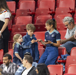 31.05.2026, Fussball Freundschafts-Länderspiele 3.Spieltag, Deutschland - Finnland, in der Mewa-Arena Mainz, Lena, Frau von Bundestrainer Julian Nagelsmann (Deutschland) auf der Tribüne, mit Maximilian, Sohn von Nagelsmann, Nagelsmanns Tochter (li) und Handy.  (ACHTUNG SPERRE: DIESES BILD NUR FÜR AGENTUR-INTERNE ZWECKE, KEINE VERÖFFENTLICHUNG IN MEDIEN OHNE GENEHMIGUNG!)
