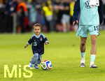 31.05.2026, Fussball Freundschafts-Länderspiele 3.Spieltag, Deutschland - Finnland, in der Mewa-Arena Mainz,  Nico Schlotterbeck (Deutschland) mit Sohn auf dem Platz nach dem Spiel (ACHTUNG SPERRE: DIESES BILD NUR FÜR AGENTUR-INTERNE ZWECKE, KEINE VERÖFFENTLICHUNG IN MEDIEN OHNE GENEHMIGUNG!)