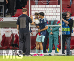 31.05.2026, Fussball Freundschafts-Länderspiele 3.Spieltag, Deutschland - Finnland, in der Mewa-Arena Mainz, Nadiem Amiri (Deutschland) mit seinem Sohn auf dem Arm nach dem Spiel auf dem Platz. li: Bundestrainer Julian Nagelsmann (Deutschland) kommt zur Begrüßung mit High Five abklatscher (ACHTUNG SPERRE: DIESES BILD NUR FÜR AGENTUR-INTERNE ZWECKE, KEINE VERÖFFENTLICHUNG IN MEDIEN OHNE GENEHMIGUNG!)