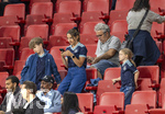 31.05.2026, Fussball Freundschafts-Länderspiele 3.Spieltag, Deutschland - Finnland, in der Mewa-Arena Mainz, Lena, Frau von Bundestrainer Julian Nagelsmann (Deutschland) auf der Tribüne, mit Maximilian, Sohn von Nagelsmann, Nagelsmanns Tochter (re) und Handy.   (ACHTUNG SPERRE: DIESES BILD NUR FÜR AGENTUR-INTERNE ZWECKE, KEINE VERÖFFENTLICHUNG IN MEDIEN OHNE GENEHMIGUNG!)