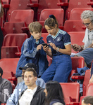31.05.2026, Fussball Freundschafts-Länderspiele 3.Spieltag, Deutschland - Finnland, in der Mewa-Arena Mainz, Lena, Frau von Bundestrainer Julian Nagelsmann (Deutschland) auf der Tribüne, mit Maximilian, Sohn von Nagelsmann und Handy. (ACHTUNG SPERRE: DIESES BILD NUR FÜR AGENTUR-INTERNE ZWECKE, KEINE VERÖFFENTLICHUNG IN MEDIEN OHNE GENEHMIGUNG!)