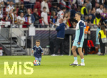 31.05.2026, Fussball Freundschafts-Länderspiele 3.Spieltag, Deutschland - Finnland, in der Mewa-Arena Mainz,  Nico Schlotterbeck (Deutschland) mit Sohn auf dem Platz nach dem Spiel (ACHTUNG SPERRE: DIESES BILD NUR FÜR AGENTUR-INTERNE ZWECKE, KEINE VERÖFFENTLICHUNG IN MEDIEN OHNE GENEHMIGUNG!)