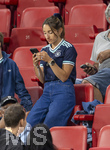 31.05.2026, Fussball Freundschafts-Länderspiele 3.Spieltag, Deutschland - Finnland, in der Mewa-Arena Mainz, Lena, Frau von Bundestrainer Julian Nagelsmann (Deutschland) auf der Tribüne, mit Handy. (ACHTUNG SPERRE: DIESES BILD NUR FÜR AGENTUR-INTERNE ZWECKE, KEINE VERÖFFENTLICHUNG IN MEDIEN OHNE GENEHMIGUNG!)
