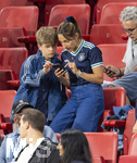 31.05.2026, Fussball Freundschafts-Länderspiele 3.Spieltag, Deutschland - Finnland, in der Mewa-Arena Mainz, Lena, Frau von Bundestrainer Julian Nagelsmann (Deutschland) auf der Tribüne, mit Maximilian, Sohn von Nagelsmann und Handy. (ACHTUNG SPERRE: DIESES BILD NUR FÜR AGENTUR-INTERNE ZWECKE, KEINE VERÖFFENTLICHUNG IN MEDIEN OHNE GENEHMIGUNG!)