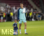 31.05.2026, Fussball Freundschafts-Länderspiele 3.Spieltag, Deutschland - Finnland, in der Mewa-Arena Mainz,  Nico Schlotterbeck (Deutschland) mit Sohn auf dem Platz nach dem Spiel (ACHTUNG SPERRE: DIESES BILD NUR FÜR AGENTUR-INTERNE ZWECKE, KEINE VERÖFFENTLICHUNG IN MEDIEN OHNE GENEHMIGUNG!)