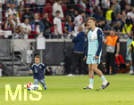 31.05.2026, Fussball Freundschafts-Länderspiele 3.Spieltag, Deutschland - Finnland, in der Mewa-Arena Mainz,  Nico Schlotterbeck (Deutschland) mit Sohn auf dem Platz nach dem Spiel (ACHTUNG SPERRE: DIESES BILD NUR FÜR AGENTUR-INTERNE ZWECKE, KEINE VERÖFFENTLICHUNG IN MEDIEN OHNE GENEHMIGUNG!)