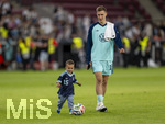 31.05.2026, Fussball Freundschafts-Länderspiele 3.Spieltag, Deutschland - Finnland, in der Mewa-Arena Mainz,  Nico Schlotterbeck (Deutschland) mit Sohn auf dem Platz nach dem Spiel (ACHTUNG SPERRE: DIESES BILD NUR FÜR AGENTUR-INTERNE ZWECKE, KEINE VERÖFFENTLICHUNG IN MEDIEN OHNE GENEHMIGUNG!)