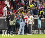 31.05.2026, Fussball Freundschafts-Länderspiele 3.Spieltag, Deutschland - Finnland, in der Mewa-Arena Mainz, Deniz Undav (Deutschland) mit Frau Tanja und Familie nach dem Spiel auf dem Platz. (ACHTUNG SPERRE: DIESES BILD NUR FÜR AGENTUR-INTERNE ZWECKE, KEINE VERÖFFENTLICHUNG IN MEDIEN OHNE GENEHMIGUNG!)