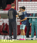 31.05.2026, Fussball Freundschafts-Länderspiele 3.Spieltag, Deutschland - Finnland, in der Mewa-Arena Mainz, Nadiem Amiri (Deutschland) mit seinem Sohn auf dem Arm nach dem Spiel auf dem Platz. li: Bundestrainer Julian Nagelsmann (Deutschland) kommt zur Begrüßung mit High Five abklatscher (ACHTUNG SPERRE: DIESES BILD NUR FÜR AGENTUR-INTERNE ZWECKE, KEINE VERÖFFENTLICHUNG IN MEDIEN OHNE GENEHMIGUNG!)
