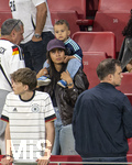 31.05.2026, Fussball Freundschafts-Länderspiele 3.Spieltag, Deutschland - Finnland, in der Mewa-Arena Mainz, Sabrina Schlotterbeck, Frau von Nico Schlotterbeck (Deutschland) mit Sohn auf den Schultern    (ACHTUNG SPERRE: DIESES BILD NUR FÜR AGENTUR-INTERNE ZWECKE, KEINE VERÖFFENTLICHUNG IN MEDIEN OHNE GENEHMIGUNG!)