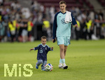 31.05.2026, Fussball Freundschafts-Länderspiele 3.Spieltag, Deutschland - Finnland, in der Mewa-Arena Mainz,  Nico Schlotterbeck (Deutschland) mit Sohn auf dem Platz nach dem Spiel (ACHTUNG SPERRE: DIESES BILD NUR FÜR AGENTUR-INTERNE ZWECKE, KEINE VERÖFFENTLICHUNG IN MEDIEN OHNE GENEHMIGUNG!)