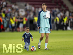 31.05.2026, Fussball Freundschafts-Länderspiele 3.Spieltag, Deutschland - Finnland, in der Mewa-Arena Mainz,  Nico Schlotterbeck (Deutschland) mit Sohn auf dem Platz nach dem Spiel (ACHTUNG SPERRE: DIESES BILD NUR FÜR AGENTUR-INTERNE ZWECKE, KEINE VERÖFFENTLICHUNG IN MEDIEN OHNE GENEHMIGUNG!)