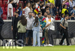 31.05.2026, Fussball Freundschafts-Länderspiele 3.Spieltag, Deutschland - Finnland, in der Mewa-Arena Mainz, Deniz Undav (Deutschland) mit Frau Tanja und Familie nach dem Spiel auf dem Platz. (ACHTUNG SPERRE: DIESES BILD NUR FÜR AGENTUR-INTERNE ZWECKE, KEINE VERÖFFENTLICHUNG IN MEDIEN OHNE GENEHMIGUNG!)