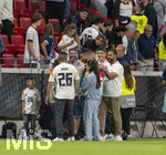31.05.2026, Fussball Freundschafts-Länderspiele 3.Spieltag, Deutschland - Finnland, in der Mewa-Arena Mainz, Deniz Undav (Deutschland) mit Familie nach dem Spiel auf dem Platz.  (ACHTUNG SPERRE: DIESES BILD NUR FÜR AGENTUR-INTERNE ZWECKE, KEINE VERÖFFENTLICHUNG IN MEDIEN OHNE GENEHMIGUNG!)