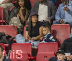 31.05.2026, Fussball Freundschafts-Länderspiele 3.Spieltag, Deutschland - Finnland, in der Mewa-Arena Mainz, Sabrina Schlotterbeck, Frau von Nico Schlotterbeck (Deutschland) mit Sohn daneben  (ACHTUNG SPERRE: DIESES BILD NUR FÜR AGENTUR-INTERNE ZWECKE, KEINE VERÖFFENTLICHUNG IN MEDIEN OHNE GENEHMIGUNG!)