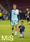 31.05.2026, Fussball Freundschafts-Länderspiele 3.Spieltag, Deutschland - Finnland, in der Mewa-Arena Mainz,  Nico Schlotterbeck (Deutschland) mit Sohn auf dem Platz nach dem Spiel (ACHTUNG SPERRE: DIESES BILD NUR FÜR AGENTUR-INTERNE ZWECKE, KEINE VERÖFFENTLICHUNG IN MEDIEN OHNE GENEHMIGUNG!)