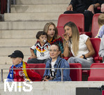 31.05.2026, Fussball Freundschafts-Länderspiele 3.Spieltag, Deutschland - Finnland, in der Mewa-Arena Mainz, li: Nele Amiri, Ehefrau von Nadiem Amiri mit dem gemeinsamen Sohn.(ACHTUNG SPERRE: DIESES BILD NUR FÜR AGENTUR-INTERNE ZWECKE, KEINE VERÖFFENTLICHUNG IN MEDIEN OHNE GENEHMIGUNG!)