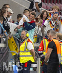 31.05.2026, Fussball Freundschafts-Länderspiele 3.Spieltag, Deutschland - Finnland, in der Mewa-Arena Mainz, Pascal Groß (Deutschland) mit seinem Sohn nach dem Spiel. (ACHTUNG SPERRE: DIESES BILD NUR FÜR AGENTUR-INTERNE ZWECKE, KEINE VERÖFFENTLICHUNG IN MEDIEN OHNE GENEHMIGUNG!)