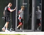 01.06.2026, Fussball, DFB-Nationalmannschaft Deutschland, letztes Training vor Abreise nach USA zur WM 2026, am DFB-Campus in Frankfurt am Main.     Lennart Karl (Deutschland) kommt zum Training