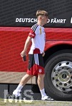01.06.2026, Fussball, DFB-Nationalmannschaft Deutschland, letztes Training vor Abreise nach USA zur WM 2026, am DFB-Campus in Frankfurt am Main.     Lennart Karl (Deutschland) kommt zum Training.