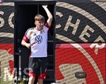 01.06.2026, Fussball, DFB-Nationalmannschaft Deutschland, letztes Training vor Abreise nach USA zur WM 2026, am DFB-Campus in Frankfurt am Main.     Lennart Karl (Deutschland) kommt zum Training.