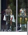 01.06.2026, Fussball, DFB-Nationalmannschaft Deutschland, letztes Training vor Abreise nach USA zur WM 2026, am DFB-Campus in Frankfurt am Main.     v.l. Joshua Kimmich (Deutschland) und Alexander Pavlovic (Deutschland) auf dem Fahrrad