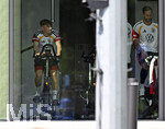 01.06.2026, Fussball, DFB-Nationalmannschaft Deutschland, letztes Training vor Abreise nach USA zur WM 2026, am DFB-Campus in Frankfurt am Main.     v.l. Lennart Karl (Deutschland) und Torwart Oliver Baumann (Deutschland) auf dem Rad