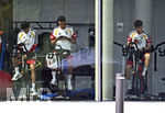 01.06.2026, Fussball, DFB-Nationalmannschaft Deutschland, letztes Training vor Abreise nach USA zur WM 2026, am DFB-Campus in Frankfurt am Main.     v.l. Felix Nmecha (Deutschland), Jamal Musiala (Deutschland) und Lennart Karl (Deutschland) auf dem Rad mit Handys
