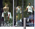 01.06.2026, Fussball, DFB-Nationalmannschaft Deutschland, letztes Training vor Abreise nach USA zur WM 2026, am DFB-Campus in Frankfurt am Main.     v.l. Joshua Kimmich (Deutschland), Alexander Pavlovic (Deutschland) und Jonathan Tah (Deutschland) auf dem Rad