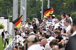 01.06.2026, Fussball, DFB-Nationalmannschaft Deutschland, letztes Training vor Abreise nach USA zur WM 2026, am DFB-Campus in Frankfurt am Main.    Fans beim öffentlichen Training  