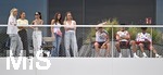 01.06.2026, Fussball, DFB-Nationalmannschaft Deutschland, letztes Training vor Abreise nach USA zur WM 2026, am DFB-Campus in Frankfurt am Main.     Lena Wurzenberger (Deutschland) und die Spielerfrauen. Spieler v.l. Lennart Karl (Deutschland), Alexander Pavlovic (Deutschland) und Felix Nmecha (Deutschland) 