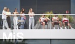 01.06.2026, Fussball, DFB-Nationalmannschaft Deutschland, letztes Training vor Abreise nach USA zur WM 2026, am DFB-Campus in Frankfurt am Main.     Lena Wurzenberger (Deutschland) und die Spielerfrauen. Spieler v.l. Lennart Karl (Deutschland), Alexander Pavlovic (Deutschland) und Felix Nmecha (Deutschland) 