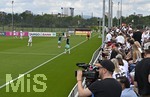 01.06.2026, Fussball, DFB-Nationalmannschaft Deutschland, letztes Training vor Abreise nach USA zur WM 2026, am DFB-Campus in Frankfurt am Main.     Die Fans beobachten das Training.