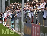 01.06.2026, Fussball, DFB-Nationalmannschaft Deutschland, letztes Training vor Abreise nach USA zur WM 2026, am DFB-Campus in Frankfurt am Main.     Jamie Leweling (Deutschland) verteilt Autogramme