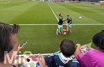 01.06.2026, Fussball, DFB-Nationalmannschaft Deutschland, letztes Training vor Abreise nach USA zur WM 2026, am DFB-Campus in Frankfurt am Main.     Jamie Leweling (Deutschland) schmeisst einen Ball zu den Fans. Angelo Stiller (Deutschland) 