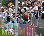 01.06.2026, Fussball, DFB-Nationalmannschaft Deutschland, letztes Training vor Abreise nach USA zur WM 2026, am DFB-Campus in Frankfurt am Main.     Jamie Leweling (Deutschland) und Angelo Stiller (Deutschland) verteilt Autogramme